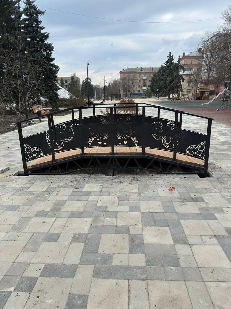 Новое место для романтики: в Амвросиевке установлен мост для влюбленных