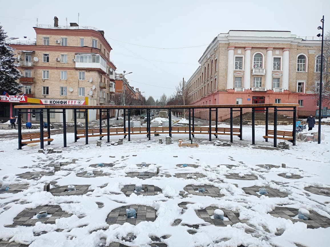 Продолжается восстановление Центральной площади г. Амвросиевка, ДНР