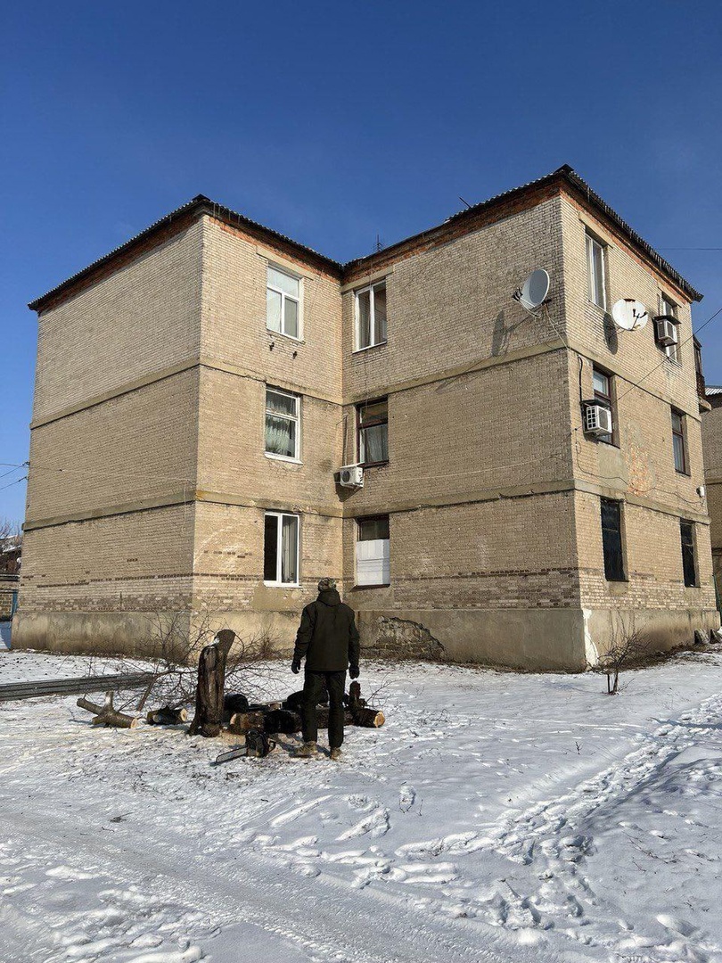 Специалисты из ЕАО приступили к восстановлению крыши дома в Амвросиевке