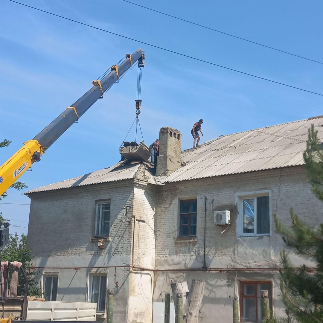 Бригада из ЕАО приступила к ремонту крыши дома в поселке Новоамвросиевское