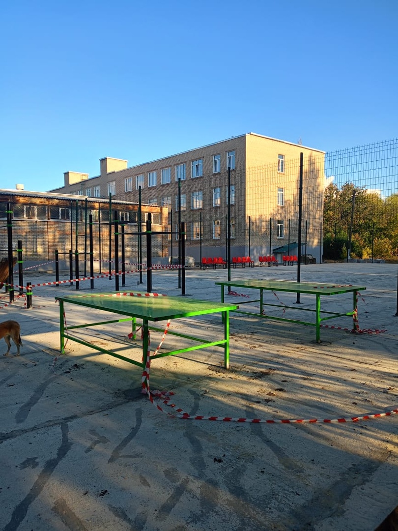 В Амвросиевке установили новое спортивное оборудование для школьников.