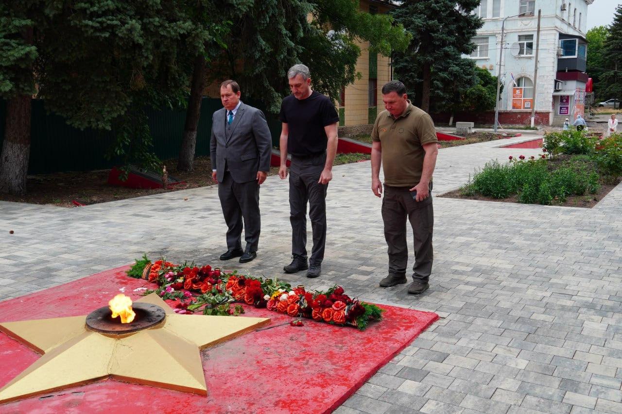 Амурский губернатор возложил цветы к братской могиле советских солдат в Амвросиевке